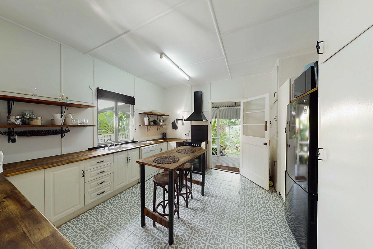 2 Lake View Dr, Tewantin