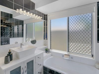 27 Captain Cook Close, Arundel