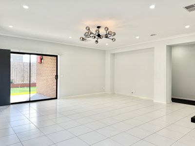 33 Rosewater Street, Manor Lakes