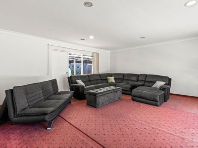 4 Hillsmeade Drive, Narre Warren South