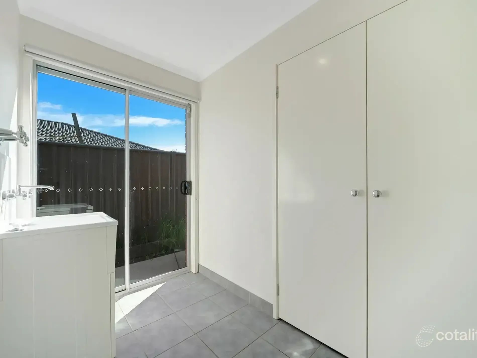 8 Manifera Close, Manor Lakes