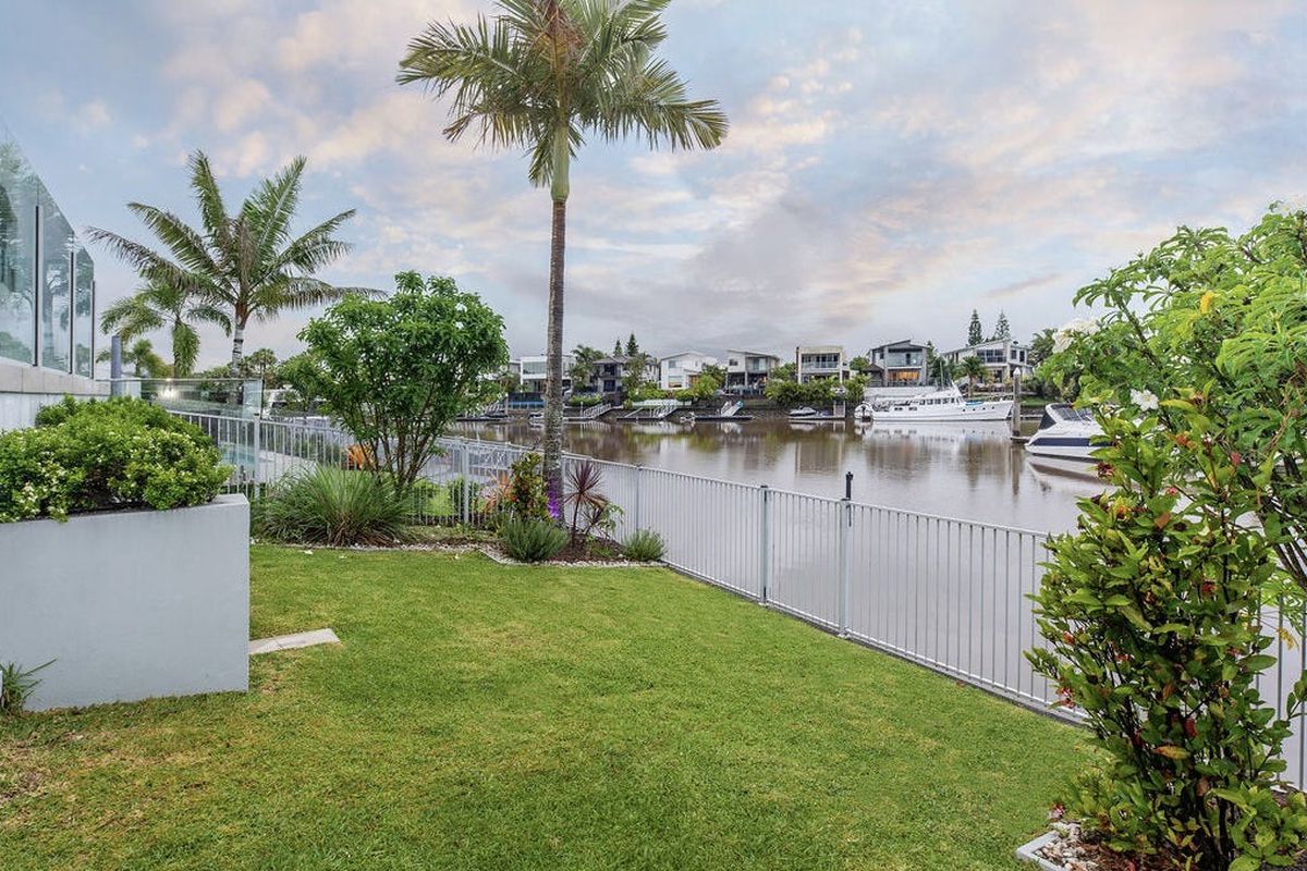 18 Onshore Place, Helensvale