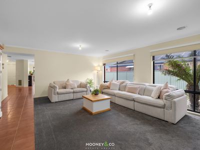 2 Oak Post Place, Cranbourne East