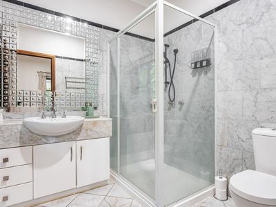 11 Cananga Close, Kamerunga