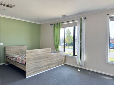 16 Pastille Road, Manor Lakes