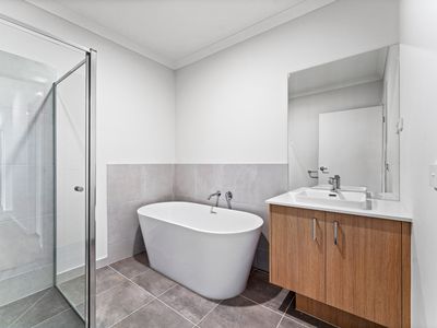 4 Portulaca Avenue, Manor Lakes