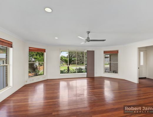 GENEROUS SIZE HOME - OPTIONS FOR DUAL LIVING image 2