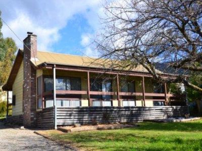 30 Young Crescent , Tawonga South