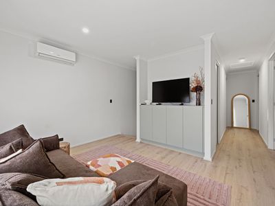 2 John Mckinna Circuit, Taperoo