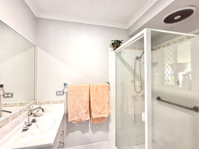 2 Merrilyn Court, Urangan