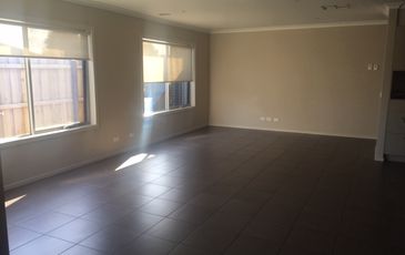 21 Peridot Avenue, Officer