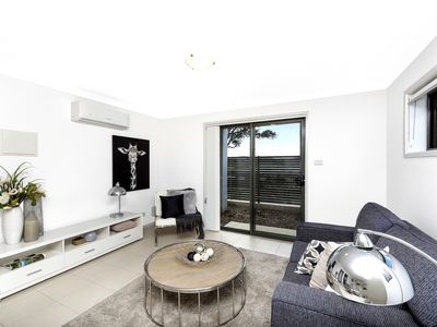 33 / 41 LAWRENSON CIRCUIT, Jacka