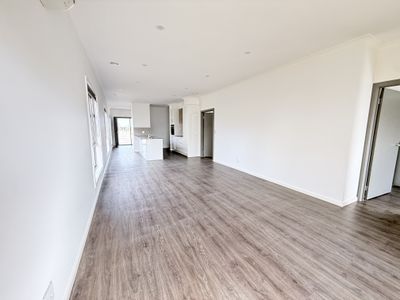 85 Plane Avenue, Mambourin