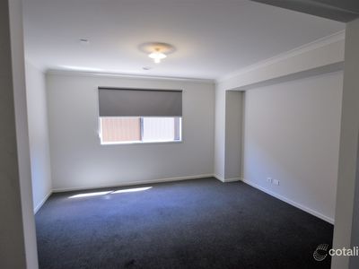 33 Burford Way, Cranbourne North