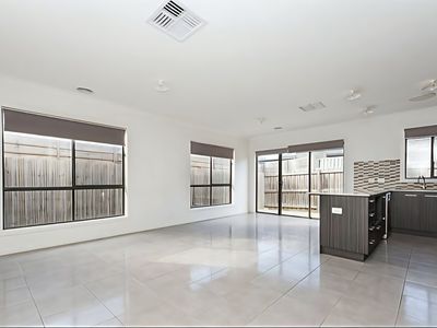 2 / 18 Haywood grove, Melton South