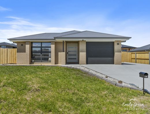 Near New 3 Bedroom Home – Modern, Spacious, and Conveniently Located