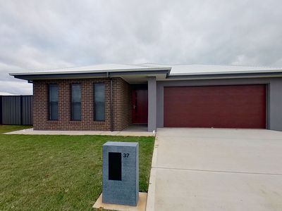 37 Peel Place, Dubbo