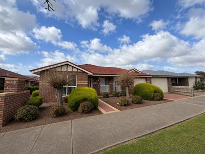 2 / 96 Thames Boulevard, Werribee