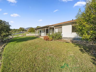 22 Lakeside Avenue, Mount Beauty