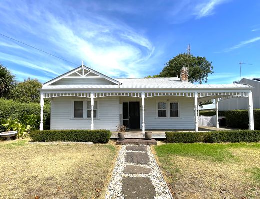 Modern Country-Style Family Home 