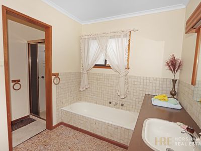 17 Schwarz Avenue, Horsham