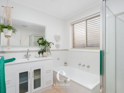 10 Skylark Court, Lara