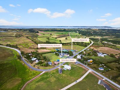 1514 Run Road, Tapora