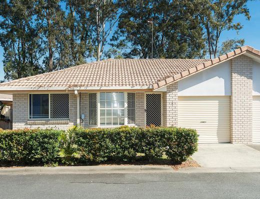 Convenient & Comfortable 3-Bedroom Townhouse - Walk to Everything!