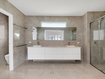 5 Park Ave, Broadbeach Waters