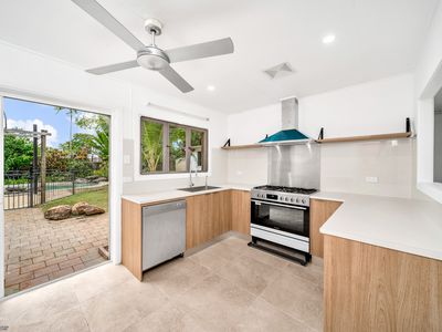 8 Mimosa Street, Holloways Beach