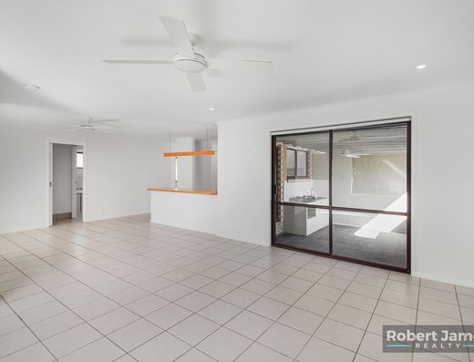 Bright and Breezy 3 Bed Home with Fruit image 6