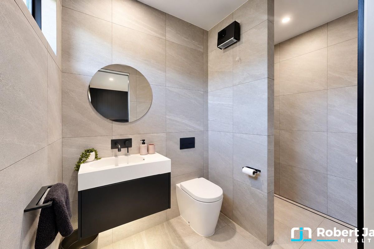 24 Amaroo Place, Cooroibah