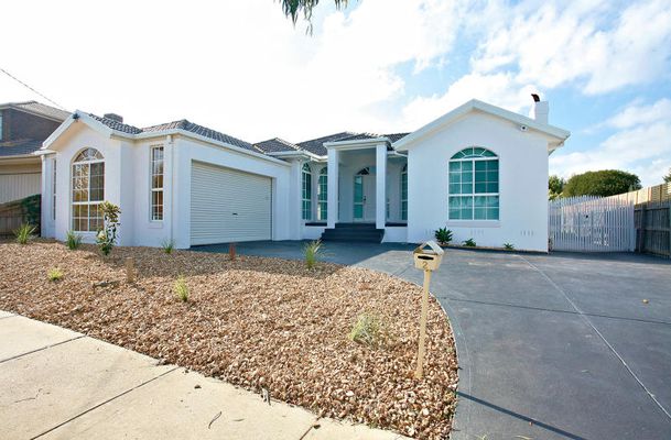 2 Arncliffe Blvd, Greenvale