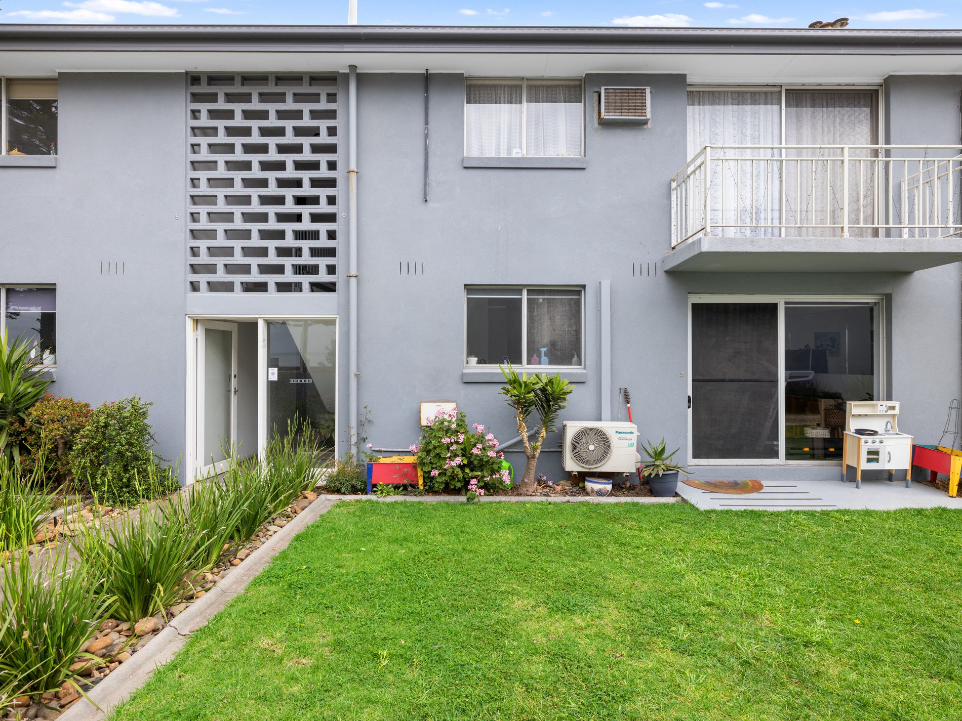 2 / 261 Esplanade, Altona