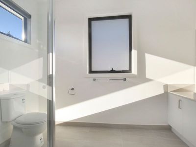 2/4 Dickens Avenue, Heidelberg Heights