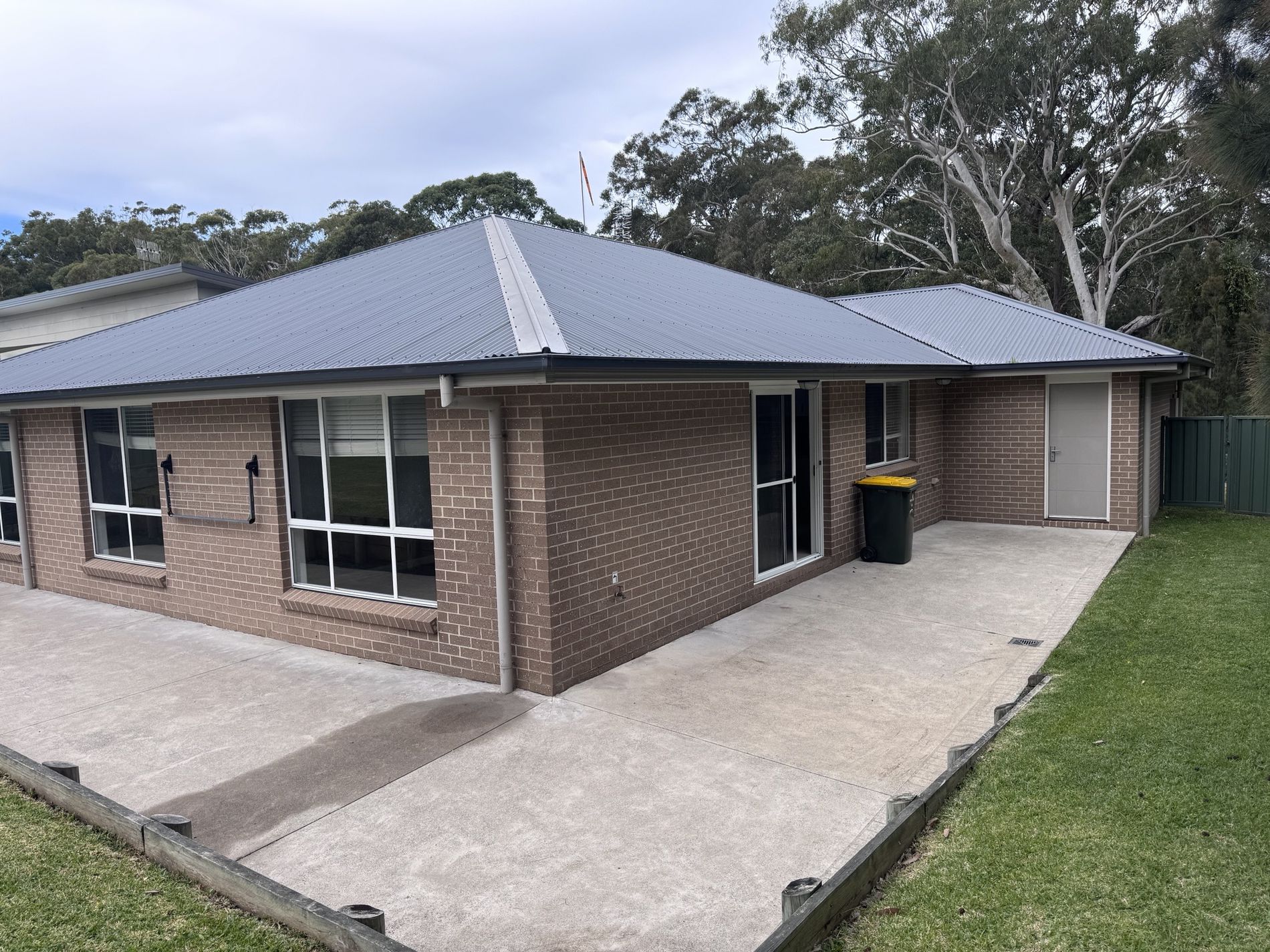 1 The Bounty, Manyana