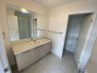 33 Brentham Crescent, Werribee