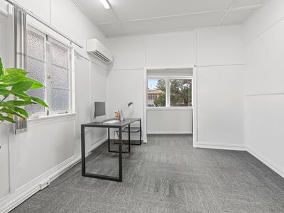 972 Logan Road, Holland Park West