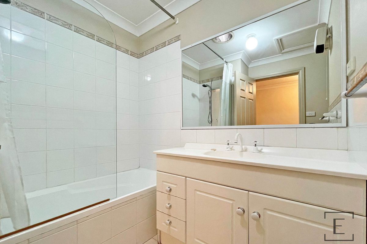 11 / 2 Station Avenue, Concord West