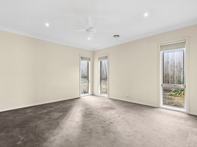 8 Dione Mews, Wandana Heights