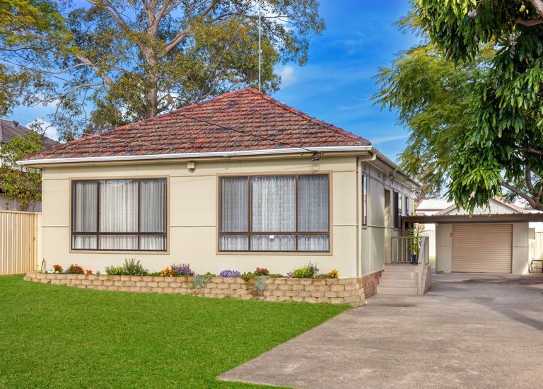 2 McLaren St, Carramar