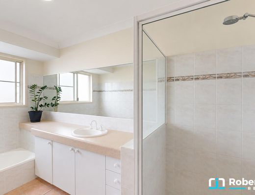 Large Family Living Opposite Noosa Golf Club image 14