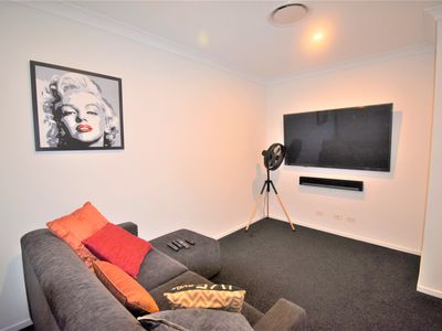 1 / 10 Vaggelas Crescent, Biggera Waters