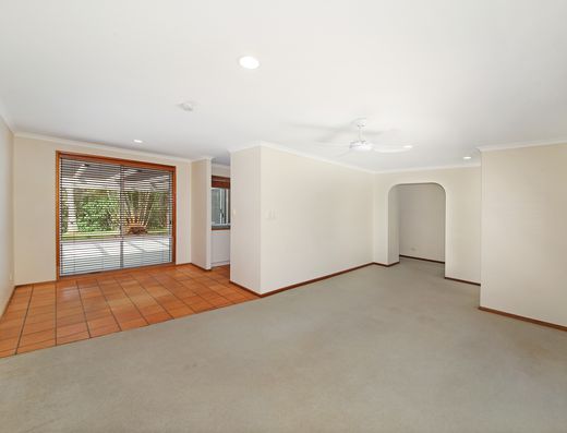 SPACIOUS HOME WITH PARK RESERVE BACKDROP image 4