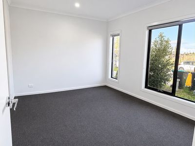 27 Mewat Circuit, Thornhill Park