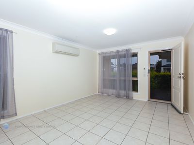 1 / 8 Hialeah Crescent, Helensvale