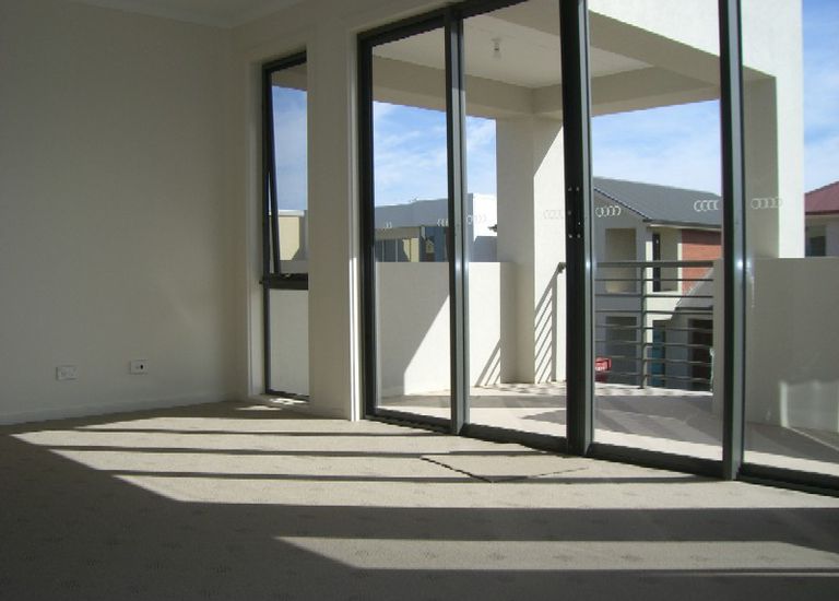 13 Macmillan Avenue, Mawson Lakes