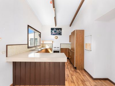 28 Sunset Boulevard, Kianga