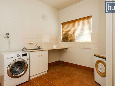 4 Maynet Pl, West Albury