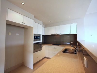 1 / 2 Bay Drive, Meadowbank